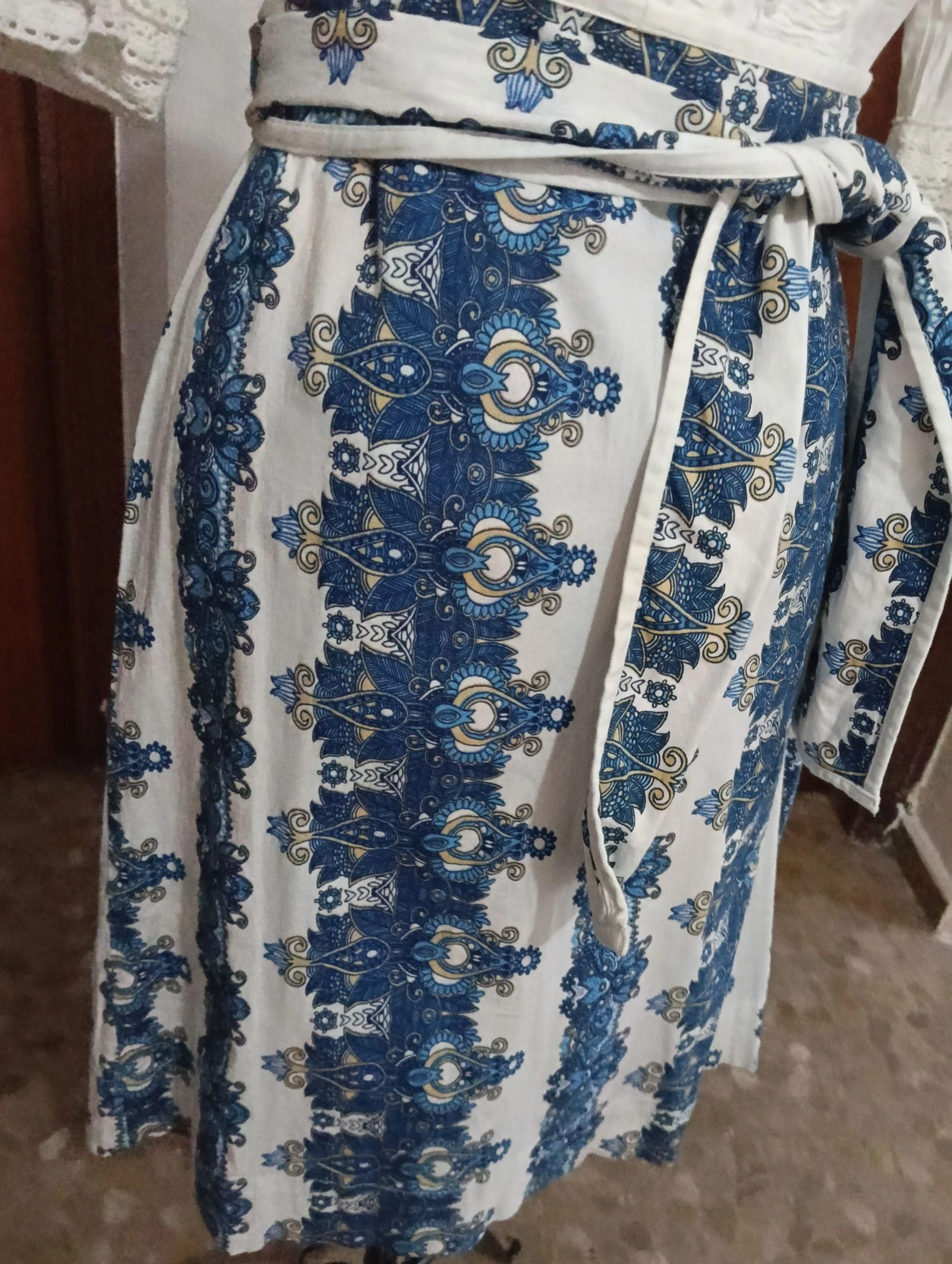 Witte blousejurk met kant, bedrukte rok en bijpassende riem – photo 10